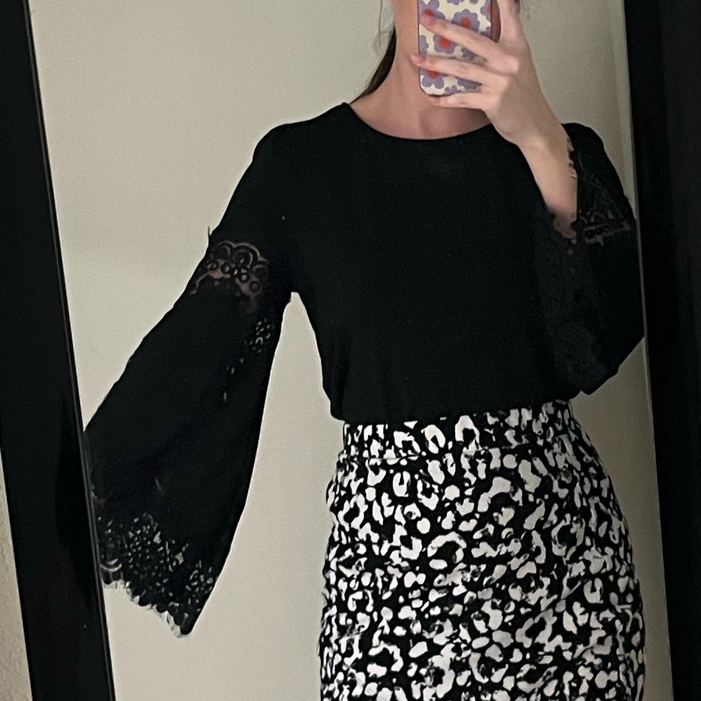 Adrianna Papell Lace Detail Wide Sleeve Bloud